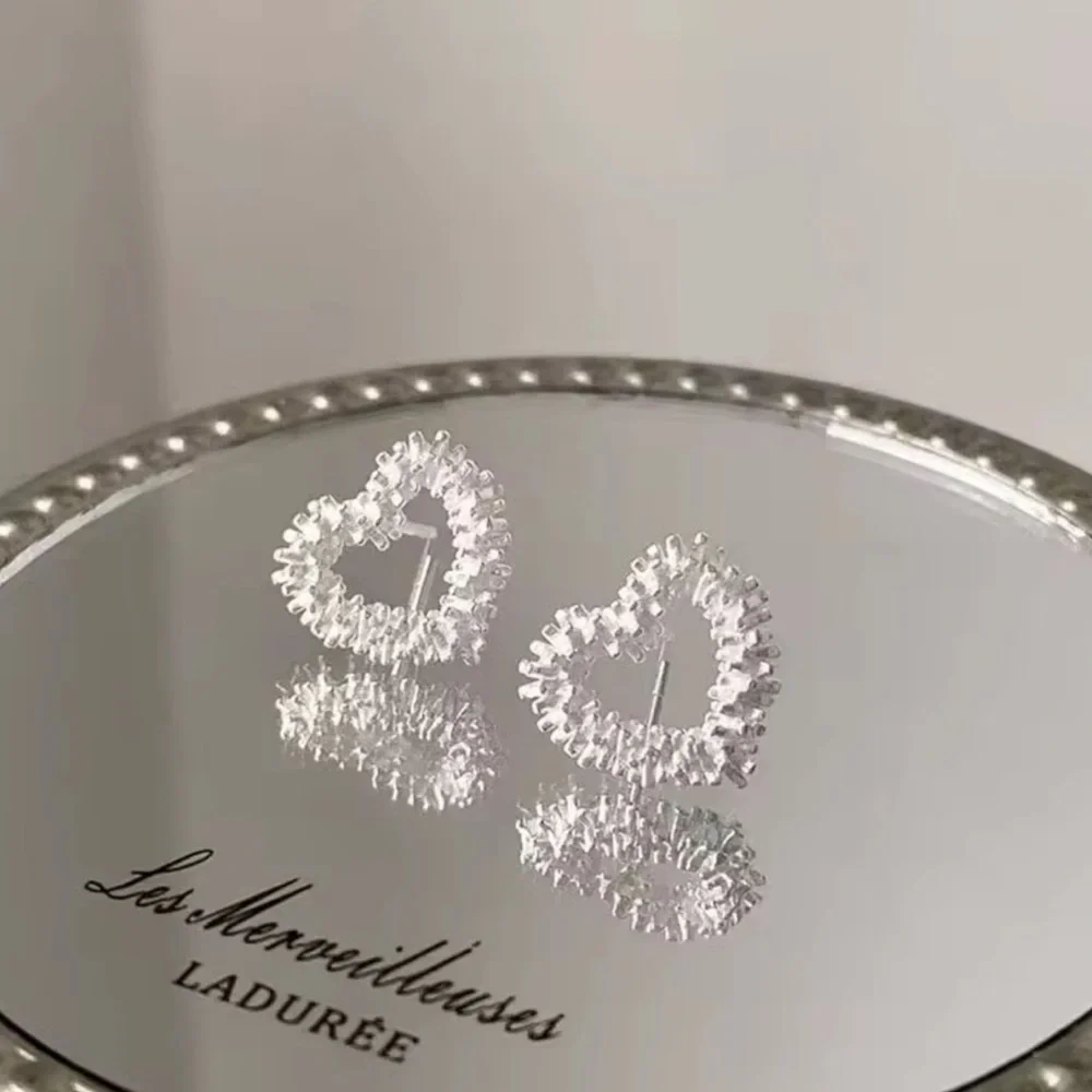 Vintage Silver Heart Stud Earrings – 2025 Trendy Geometric Wave Metal Jewelry 🤍